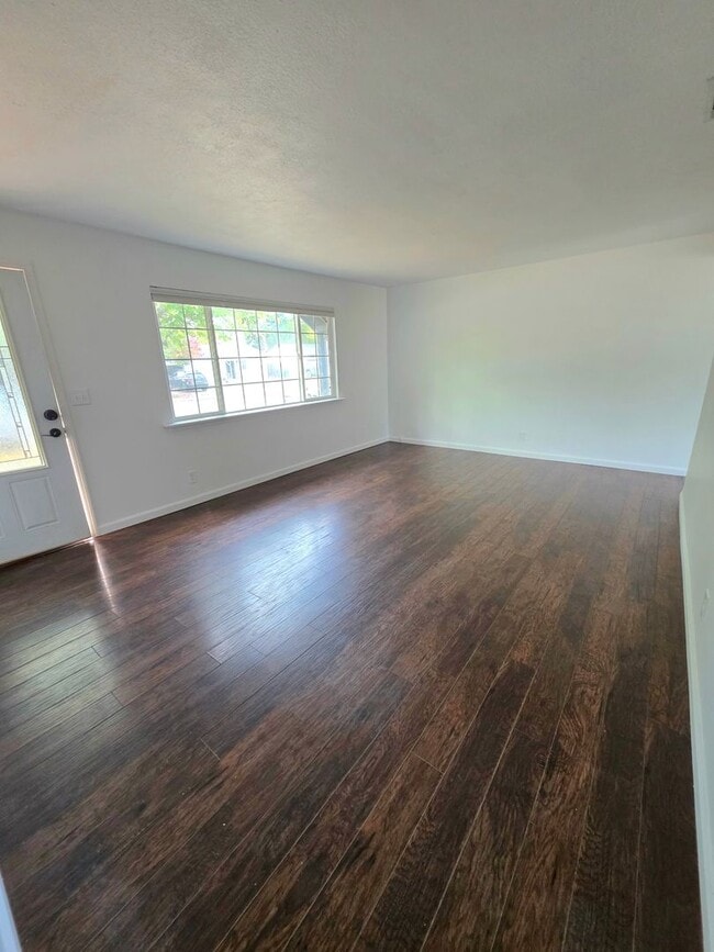Building Photo - 3 BED/1 BATH LOCATED IN REDDING, CA