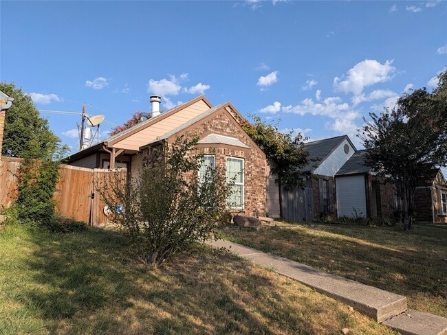 Building Photo - 323 Teakwood Ln