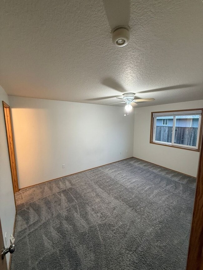 Building Photo - Updated, Its a must see........ 3 bedroom, 2 bath