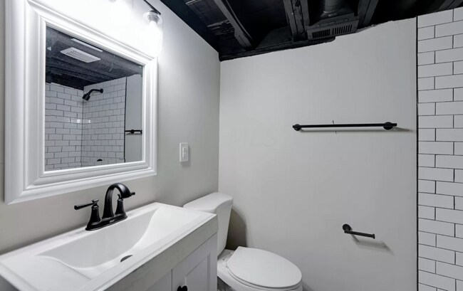 Building Photo - 1133 Duxberry Ave
