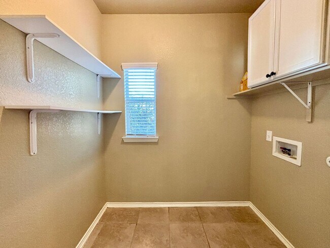 Building Photo - A beautifully maintained 3-bedroom, 2-bath oasis nestled right off 1604 and FM 1976 in Converse!