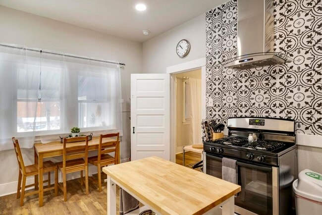 Building Photo - Fully Furnished 3 bedroom 2 bath  for 2 weeks or a Month stay