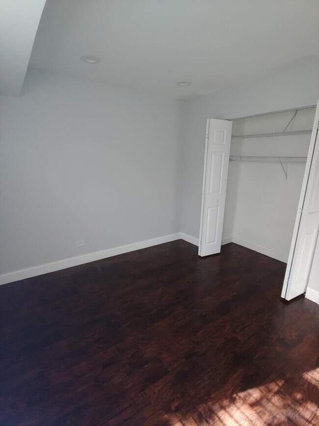 Building Photo - 2212 Country Club Dr