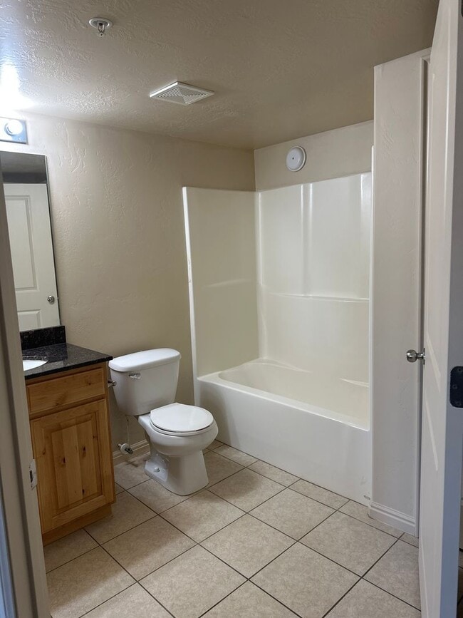 Building Photo - Green River 3 bed 2 bath Condo
