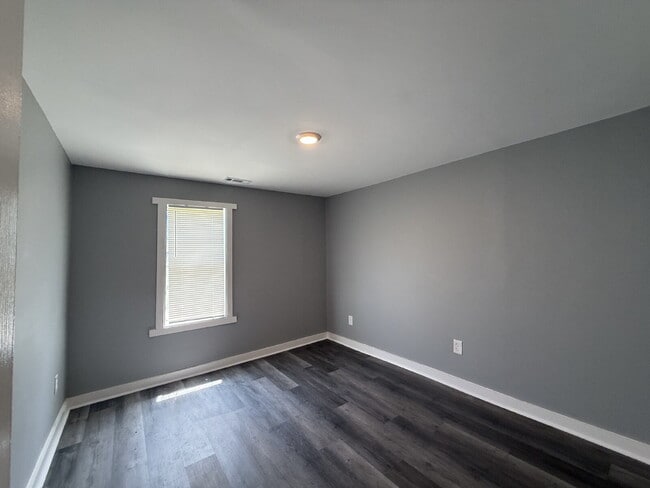 Building Photo - 2 bedroom Cozy Living with Modern Comforts!"