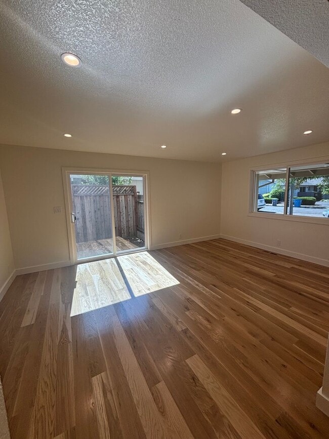 Building Photo - Recently Updated Large 4 Bedroom 2 Bathroom Bennett Valley Home