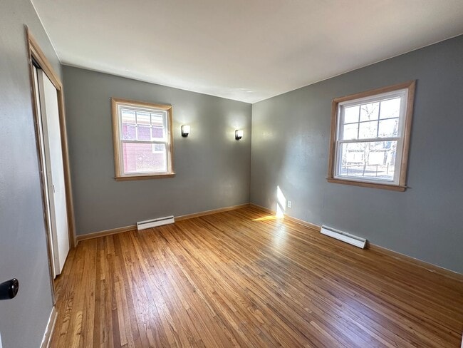 Building Photo - Updated 3 bedroom house in Badger now available! $1550