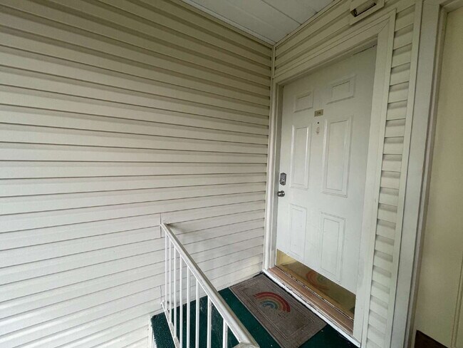 Building Photo - Private, End Unit - 2 Bed, 1 Bath Condo in...