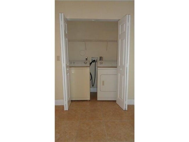 Building Photo - Remodeled 2 Bedroom / 2 Bathroom Condo wit...
