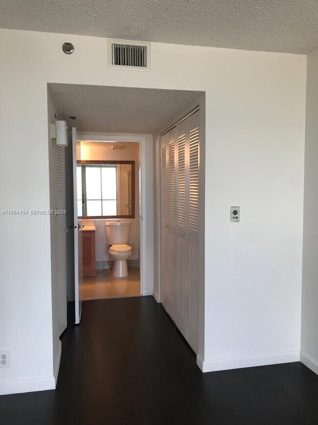 Building Photo - 7601 E Treasure Dr