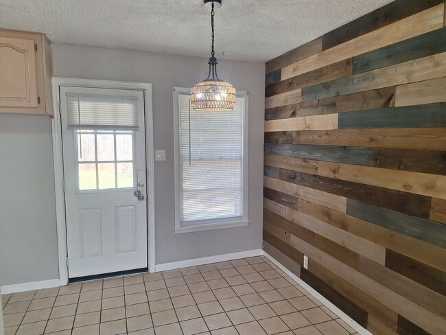 Building Photo - Spacious Home with a Huge Backyard & Modern Finishes