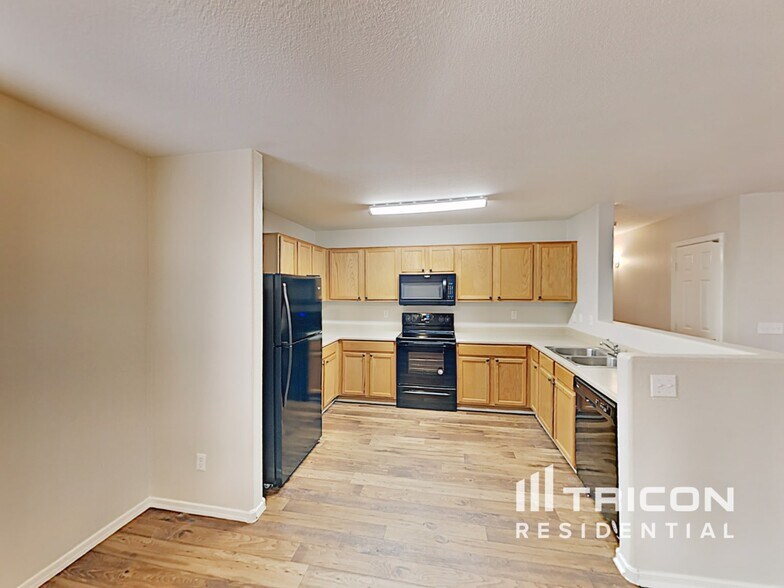 Building Photo - 1747 E Desert Rose Trail