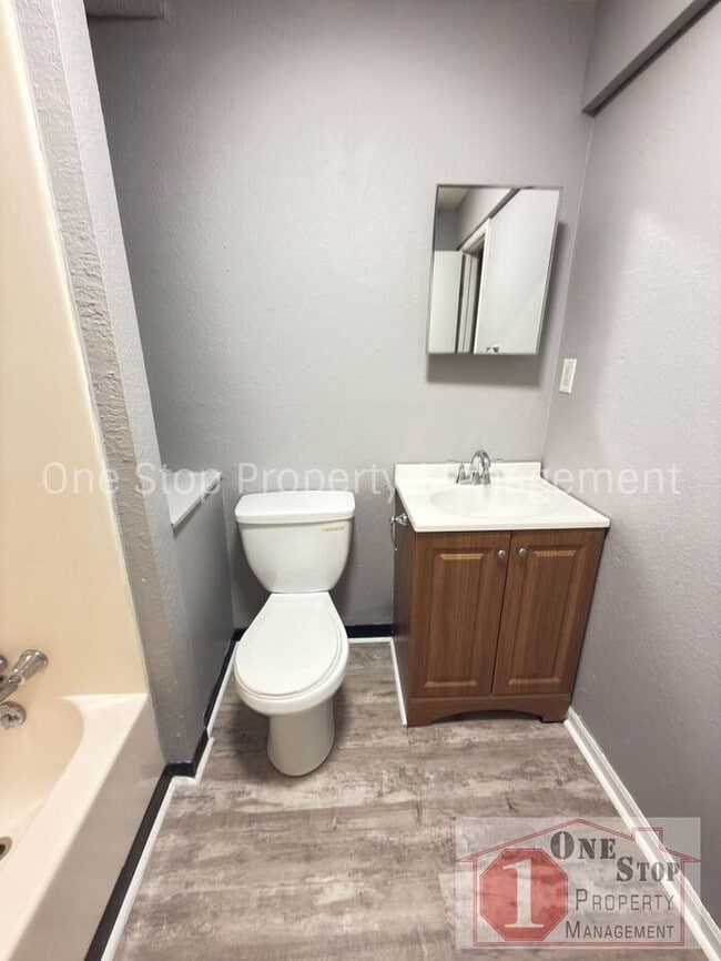 Building Photo - 3 bedroom, 2 bathroom duplex in Lee's Summit, MO!!