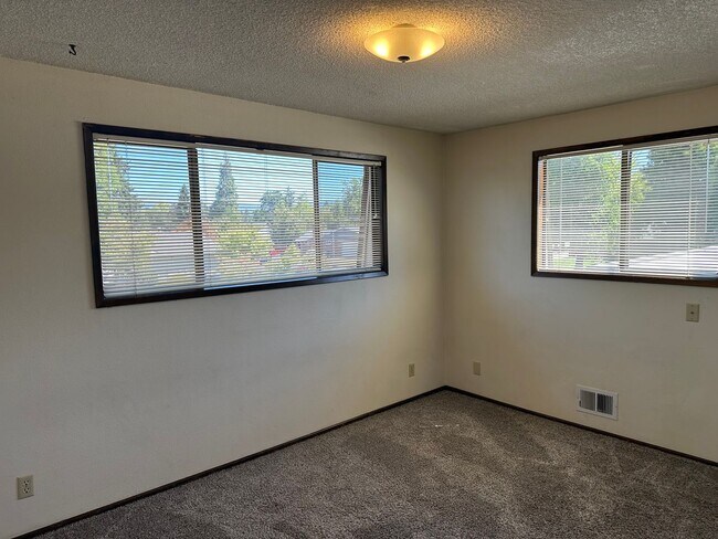 Building Photo - Large 3 bedroom 2.5 bath duplex with a gar...