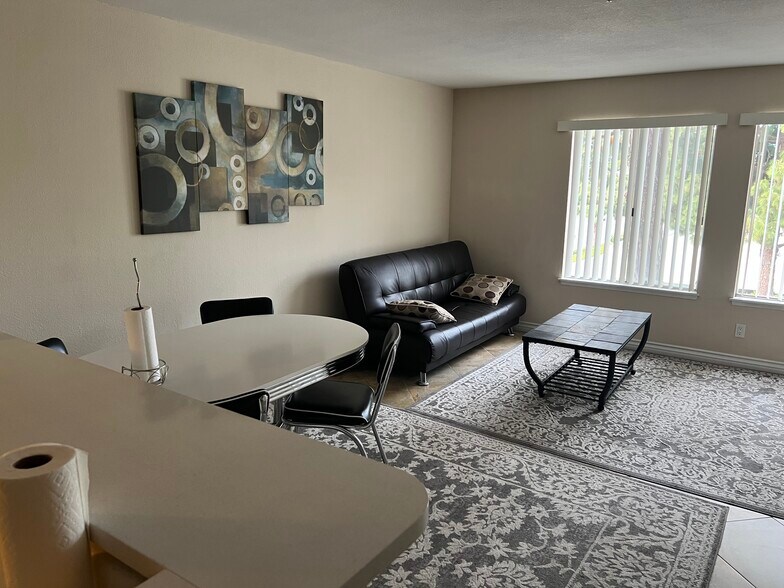 Building Photo - 8889 Caminito Plz