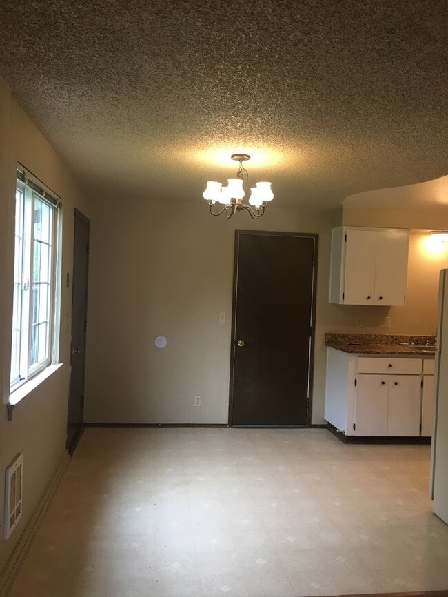 Building Photo - Charming Pet-Friendly Junction City Home with Yard & Garage