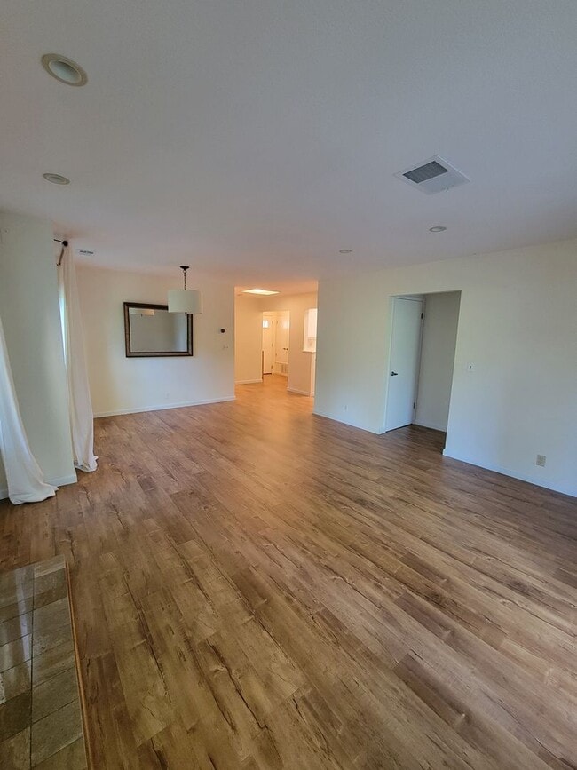 Building Photo - Beautifully Updated 2-bedroom 2 bath Condo...