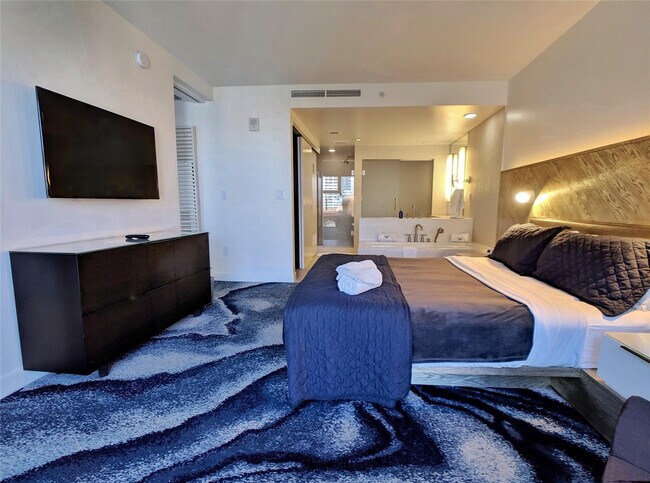 Building Photo - 3101 Bayshore Dr