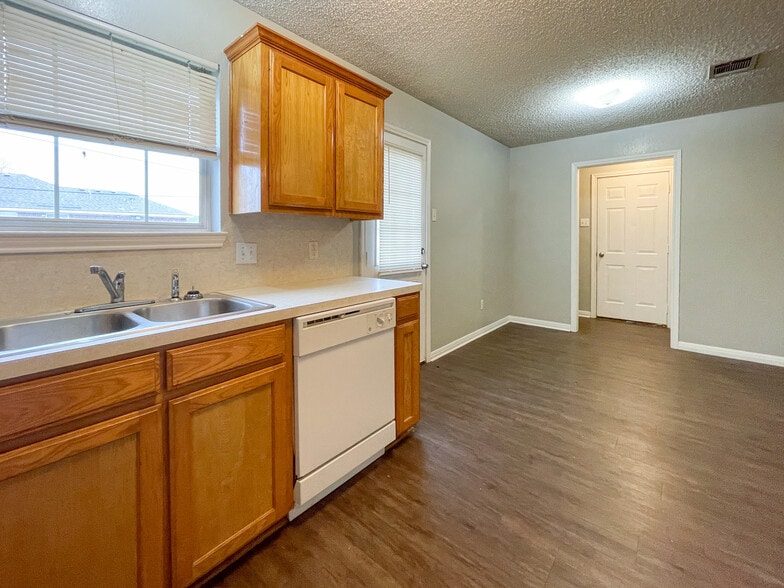 Building Photo - 141 Spring Country