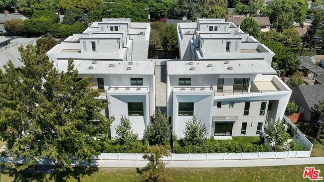 Building Photo - 3218 S Barrington Ave