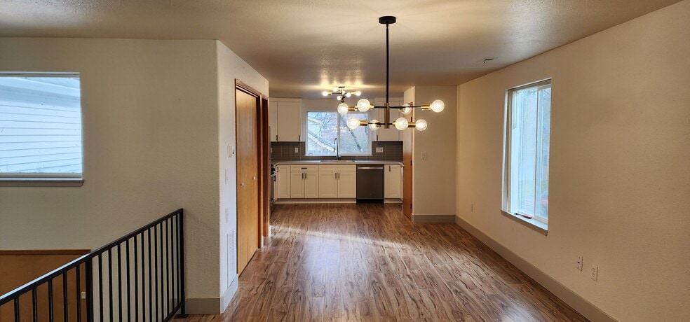 Building Photo - 1008 SE Sherrett St