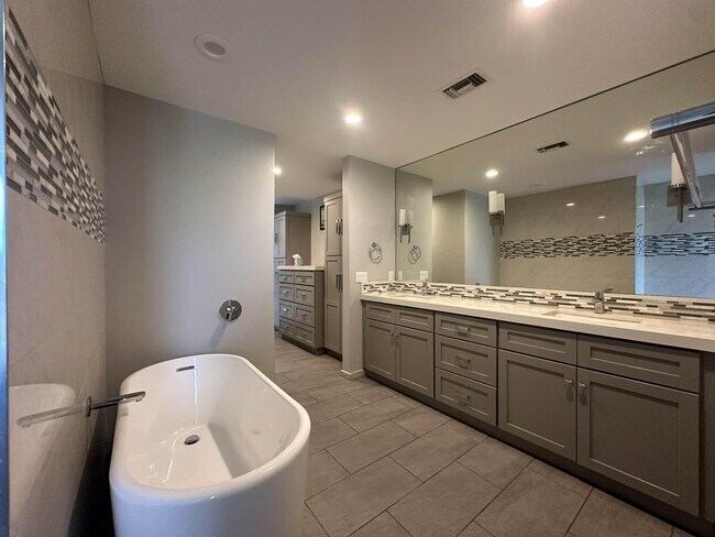 Building Photo - 4 Saturn Cir