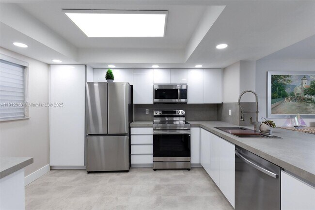 Building Photo - 16171 Blatt Blvd