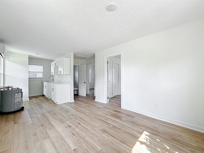 Building Photo - 844 Tyler St