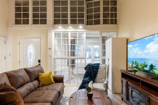 Building Photo - 1601 W Cary St