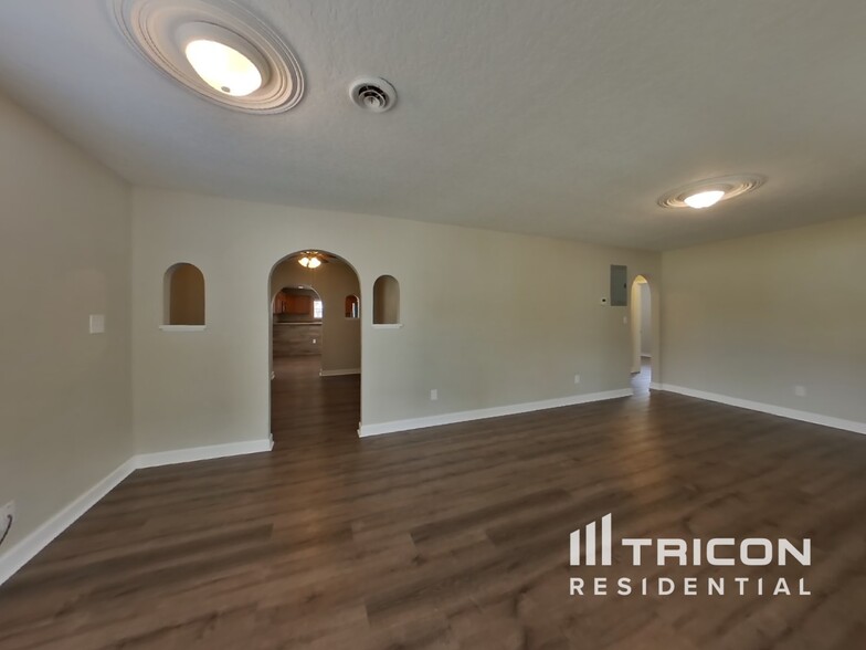 Building Photo - 5427 Blue Grass St