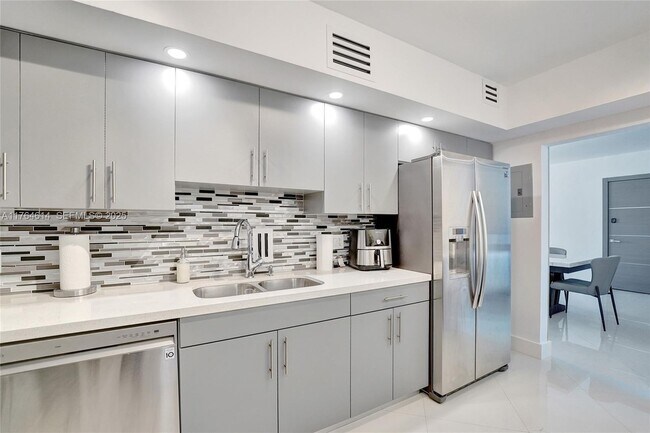 Building Photo - 4001S S Ocean Dr