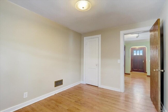 Building Photo - 309 E Lakeview Ave