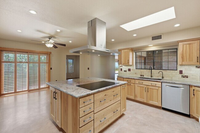 Building Photo - Pending/ Rented - Refined Desert Living in the Catalina Foothills