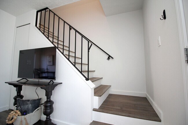 Building Photo - Super Charming FULLY FURNISHED 1 Bedroom M...