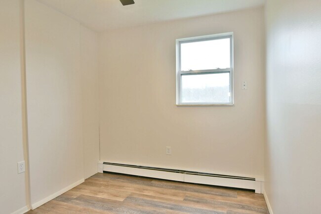 Building Photo - 560 Gladys St SE