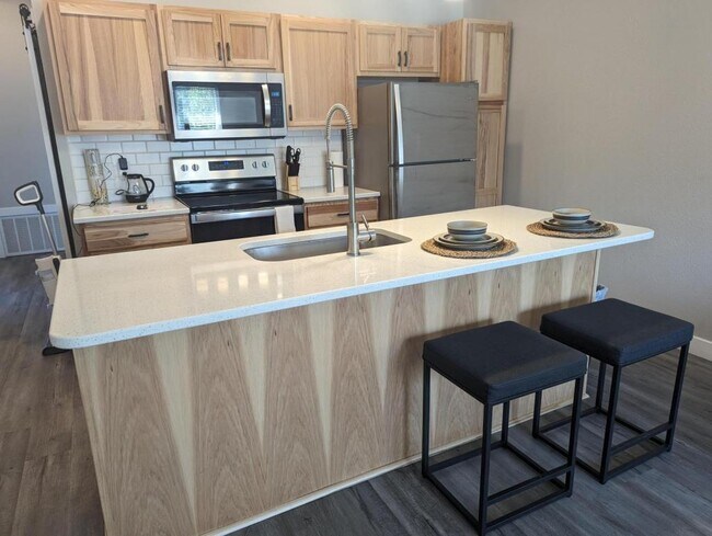 Building Photo - 6 Reserve Ct