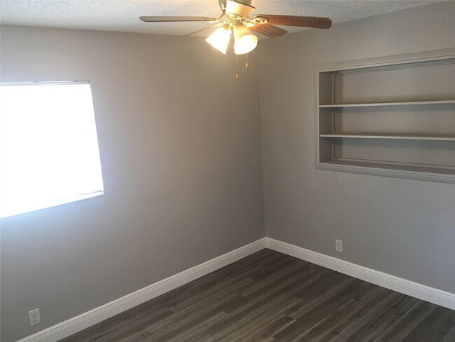 Building Photo - 720 N 66 Terrace