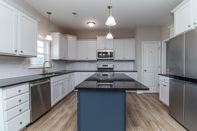 Building Photo - SPACIOUS 2-Story Home in Pikeville School ...
