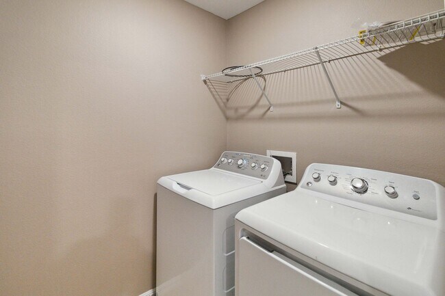 Building Photo - Like New 4/3 Townhome in Gated Community W/ Community Pool
