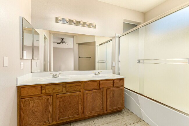 Building Photo - 9438 W Monroe St