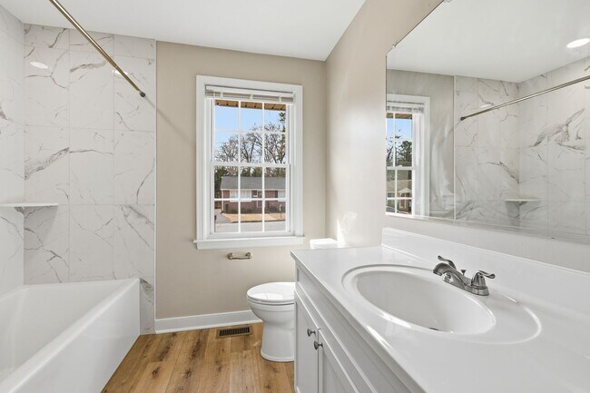 Building Photo - Colonial Heights