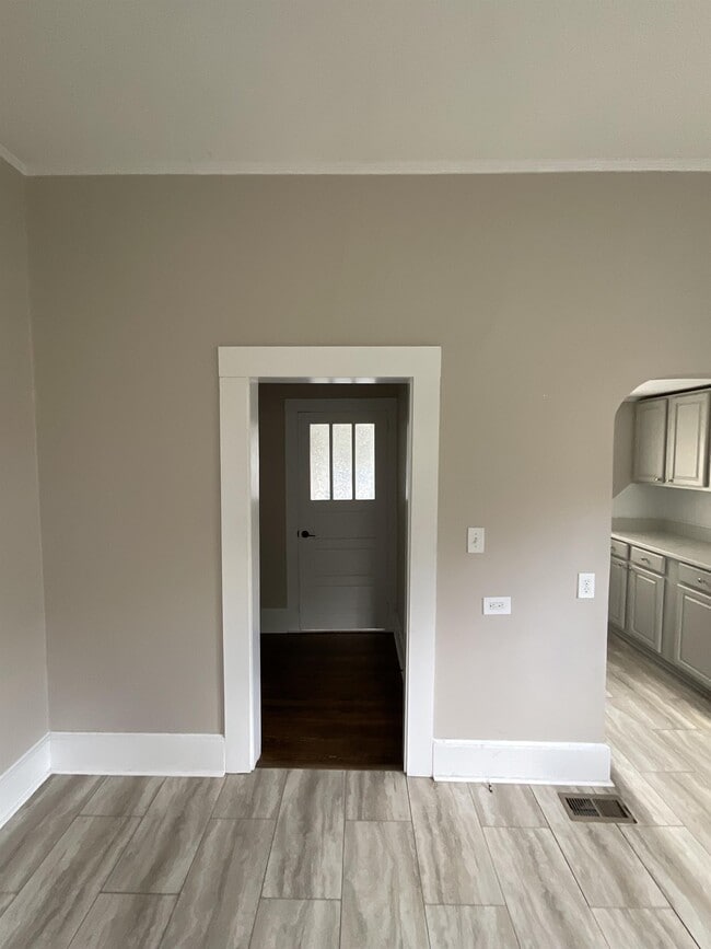 Building Photo - 603 Poplar Ave