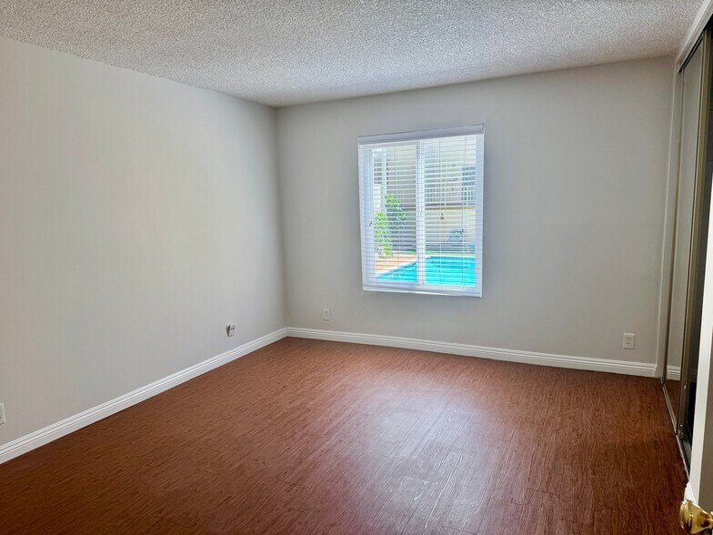 Building Photo - 17440 Burbank Blvd