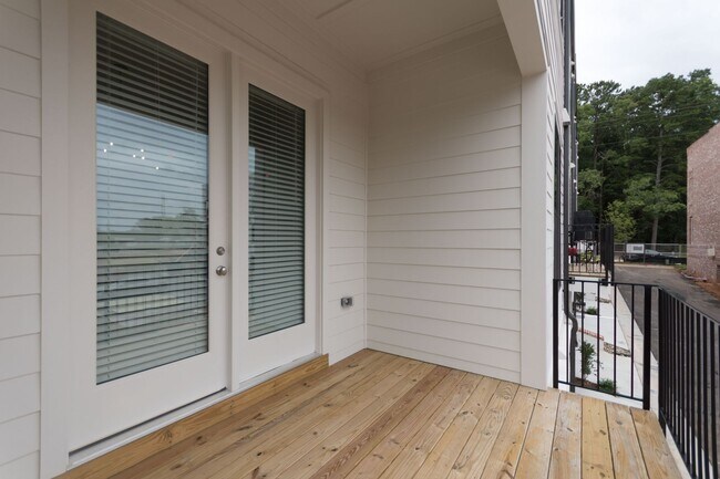 Building Photo - Immaculate, new 3BR/3.5BA townhome in The Maxwell community in Alpharetta GA.