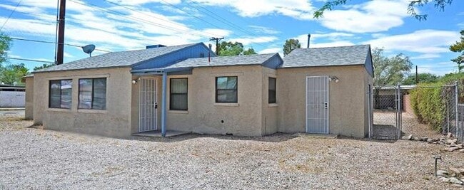 Building Photo - Cntrally Located 4 bedroom home