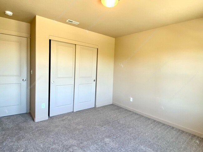 Building Photo - 3  BR home with new flooring in a great NE...