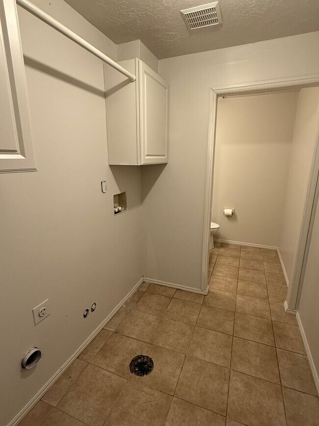 Building Photo - Beautiful home with 2 car garage, large back deck and central air