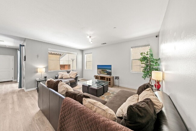 Building Photo - Love your life at Escaya in Chula Vista! 4Bed/2.5Ba attached garage home for rent