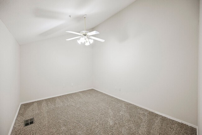 Building Photo - Gated Community townhome, with private garage