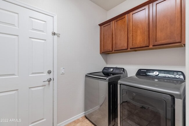 Building Photo - 3983 E Cat Balue Dr